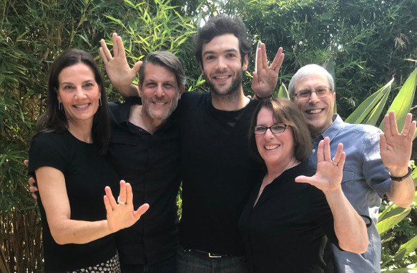 ethan-peck-med-familjen-nimoy_180814.jpg